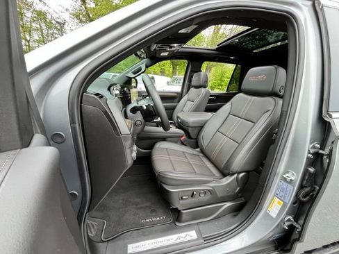 Used 2025 Chevrolet Tahoe High Country AWD/4WD image 17