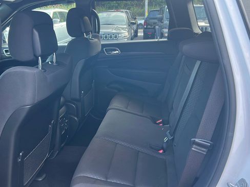 Used 2019 Jeep Grand Cherokee Laredo image 13