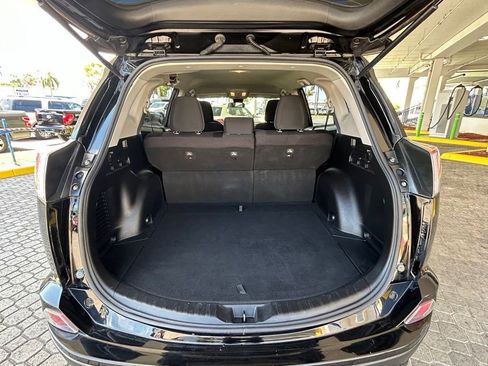Used 2018 Toyota RAV4 LE FWD image 30