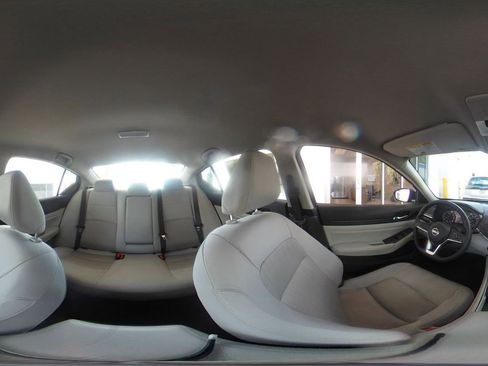 Used 2025 Nissan Altima 2.5 SV FWD image 42