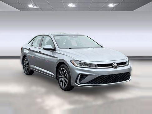Used 2025 Volkswagen Jetta SE FWD image 7