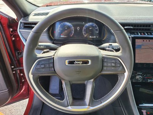 Used 2024 Jeep Grand Cherokee Limited image 17