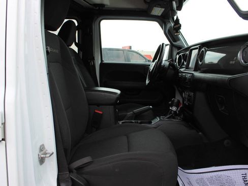Used 2023 Jeep Gladiator Overland w/ Cold Weather Group AWD/4WD image 17
