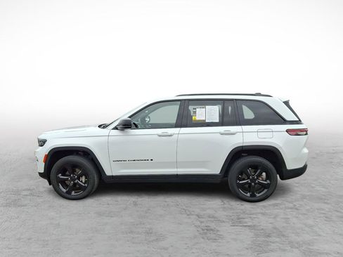 Used 2023 Jeep Grand Cherokee Altitude image 2