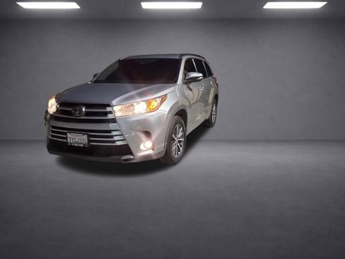 Used 2017 Toyota Highlander XLE w/ Carpet Mat Package FWD image 6