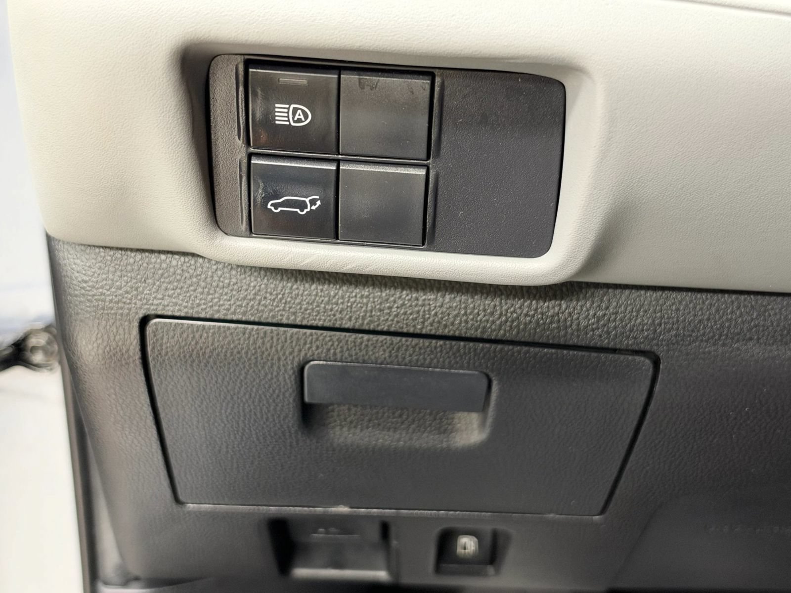 Used 2020 Toyota Highlander XLE AWD/4WD image 29
