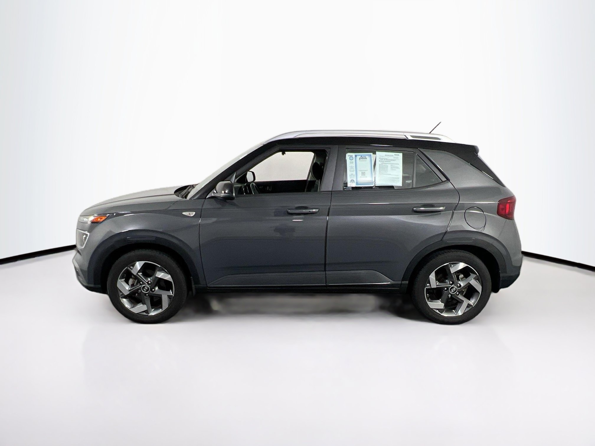 Used 2023 Hyundai Venue Limited FWD image 8