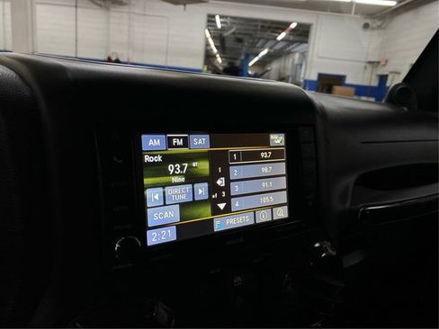 Used 2014 Jeep Wrangler Unlimited Sahara w/ Dual Top Group AWD/4WD image 27