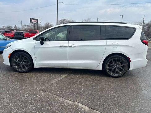 Used 2025 Chrysler Pacifica Limited image 8