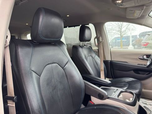 Used 2021 Chrysler Pacifica Touring-L image 13