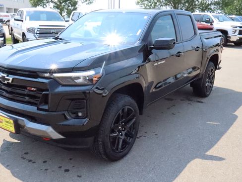 Used 2025 Chevrolet Colorado Z71 w/ Technology Package AWD/4WD image 3