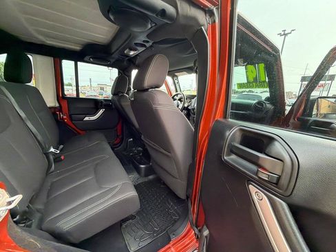Used 2014 Jeep Wrangler Unlimited Sahara w/ Dual Top Group AWD/4WD image 19