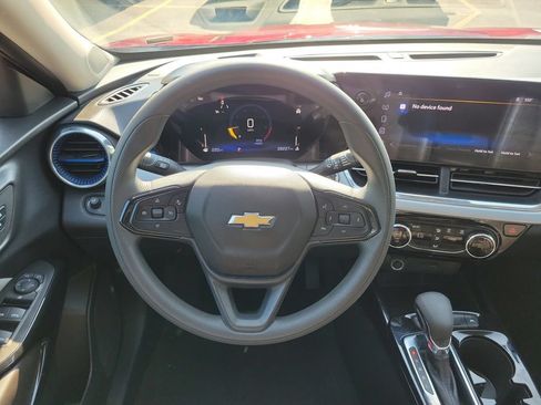 Used 2025 Chevrolet Trax LT FWD image 13