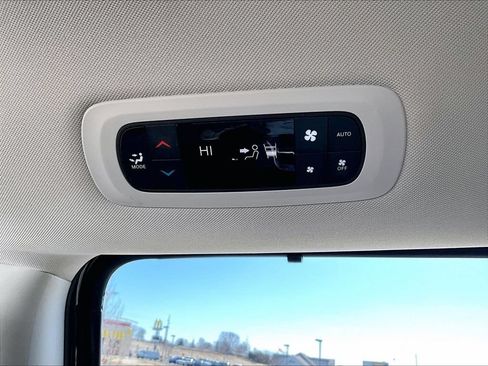 Used 2023 Chrysler Pacifica Touring-L FWD image 13