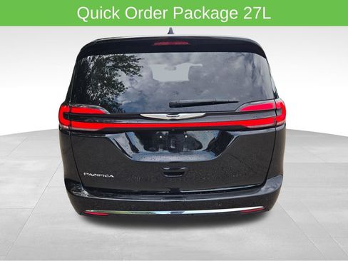 Used 2024 Chrysler Pacifica Touring-L FWD image 4