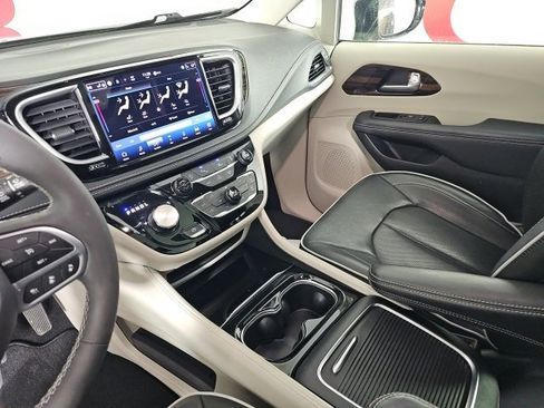 Certified 2024 Chrysler Pacifica Limited image 23