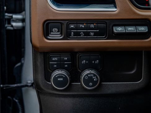 Used 2024 Chevrolet Suburban High Country image 21