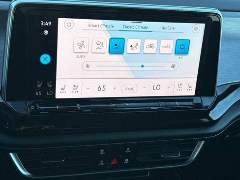 Used 2025 Volkswagen Atlas Cross Sport SE image 25