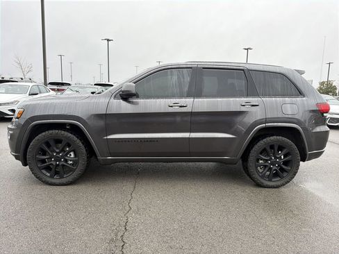 Used 2021 Jeep Grand Cherokee Laredo X image 2