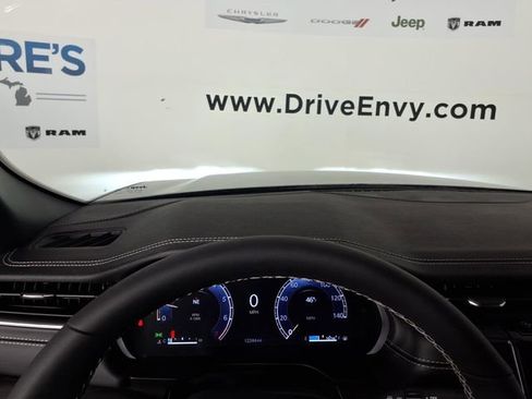 Used 2025 Jeep Grand Cherokee Limited AWD/4WD image 23