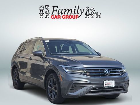 Used 2023 Volkswagen Tiguan SE w/ Panoramic Sunroof Package FWD image 2