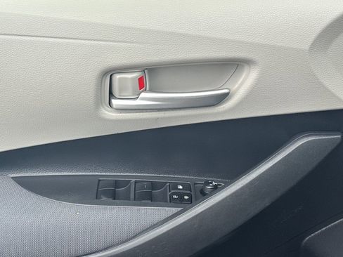 Used 2021 Toyota Corolla LE image 31