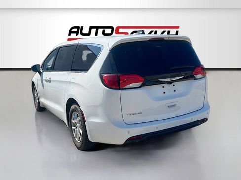 Used 2025 Chrysler Voyager LX FWD image 5