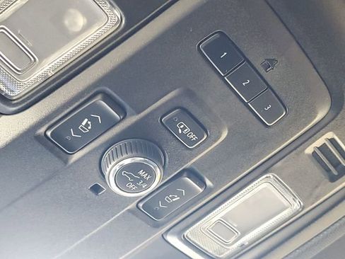 Used 2023 GMC Yukon SLT w/ SLT Luxury Package image 25