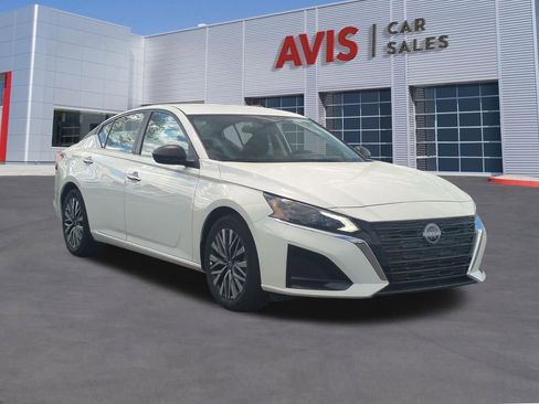 Used 2025 Nissan Altima 2.5 SV FWD image 3