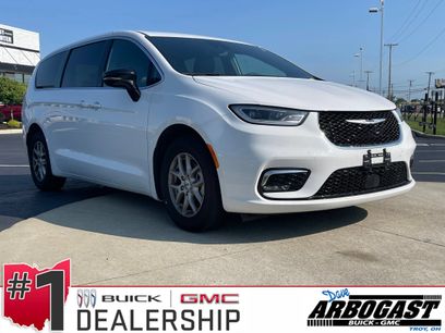 Used 2025 Chrysler Pacifica Select