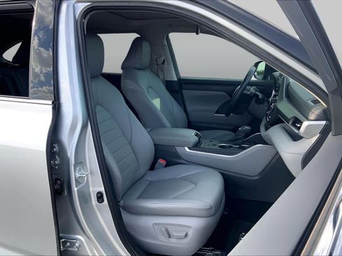 Used 2020 Toyota Highlander XLE FWD image 9