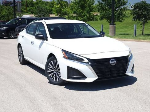 Used 2025 Nissan Altima 2.5 SV FWD image 2
