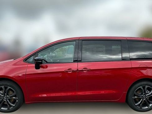 New 2026 Chrysler Pacifica Select FWD image 3