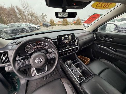 Certified 2025 Nissan Pathfinder SL image 19