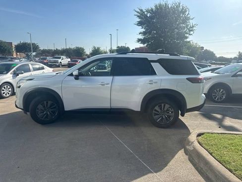 Used 2025 Nissan Pathfinder SV w/ Lighting Package (N92) FWD image 5