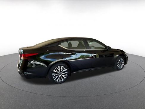Used 2025 Nissan Altima 2.5 SV FWD image 14