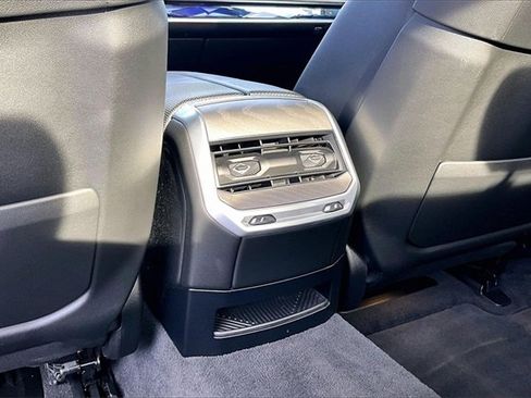 Used 2023 BMW 760i xDrive image 24