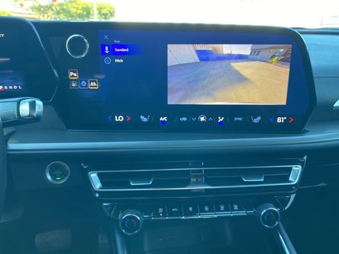 Used 2025 Chevrolet Traverse LT image 32