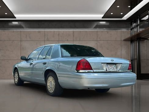 Used 2005 Ford Crown Victoria RWD image 17