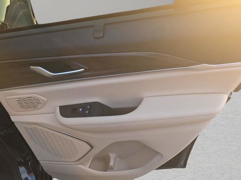 Used 2024 Jeep Grand Cherokee Limited w/ Luxury Tech Group II image 37