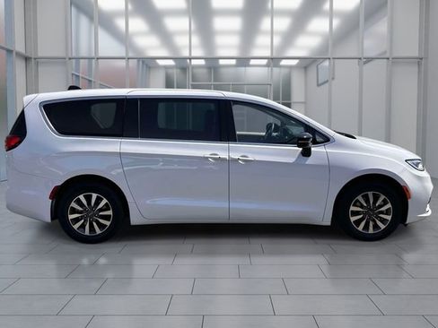Used 2024 Chrysler Pacifica Limited FWD image 30