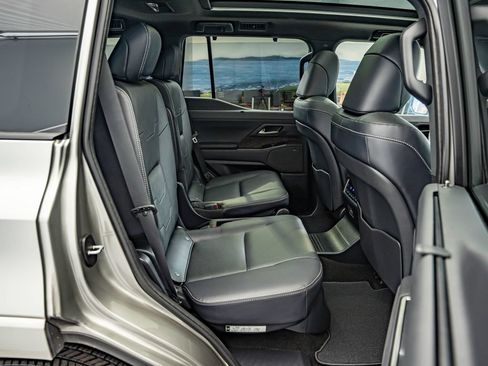 Used 2024 Lexus GX 550 w/ Accessory Package (Z1) AWD/4WD image 35