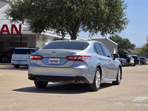 Used 2020 Toyota Camry LE image 5