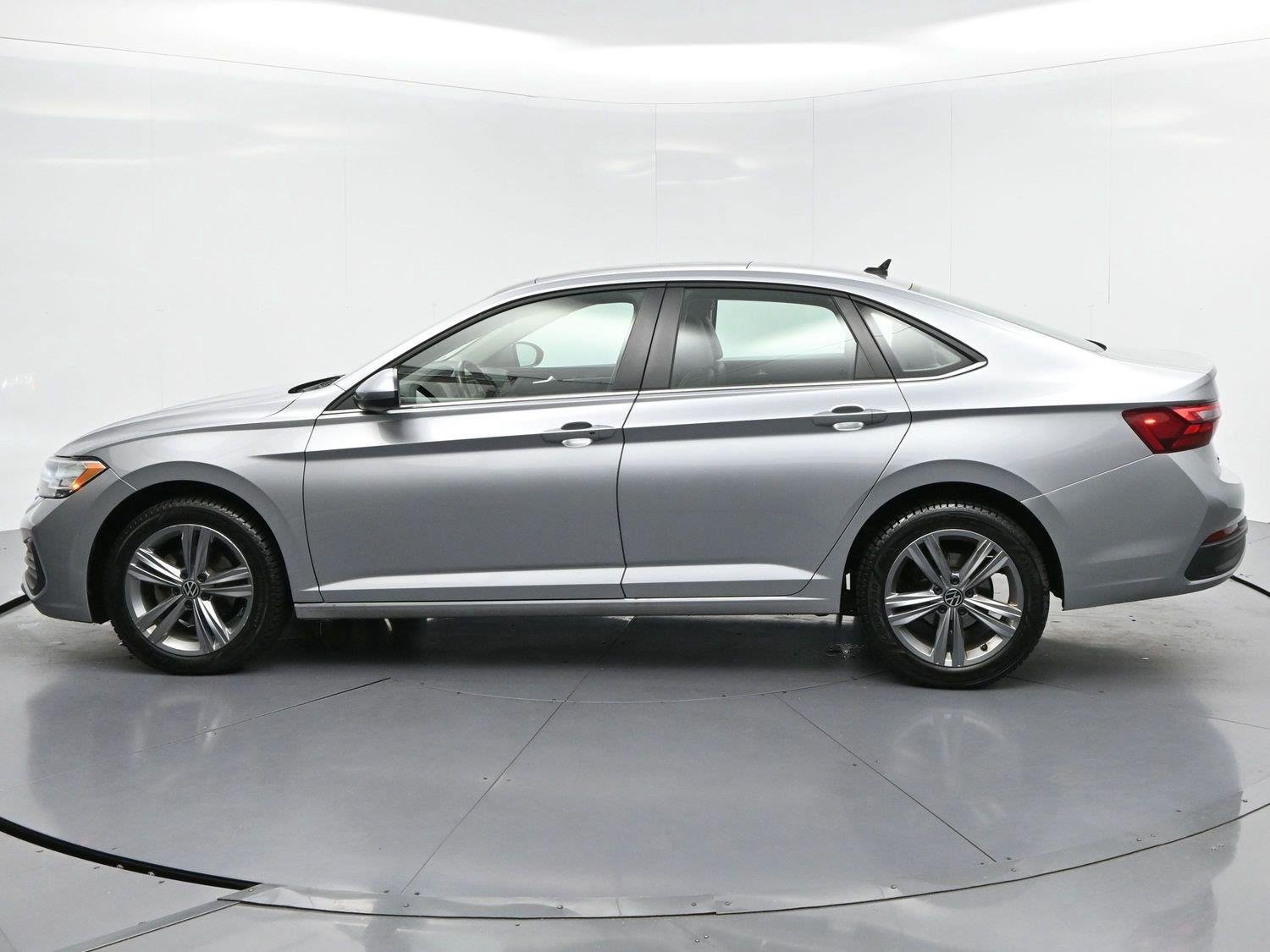 Used 2024 Volkswagen Jetta SE FWD image 4