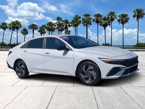Used 2025 Hyundai Elantra Sport image 2