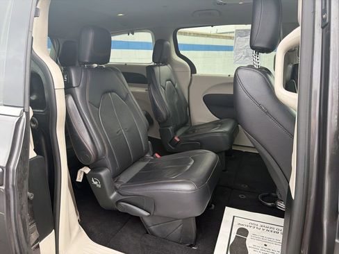 Used 2018 Chrysler Pacifica Touring-L w/ Advanced Safetytec Group image 25