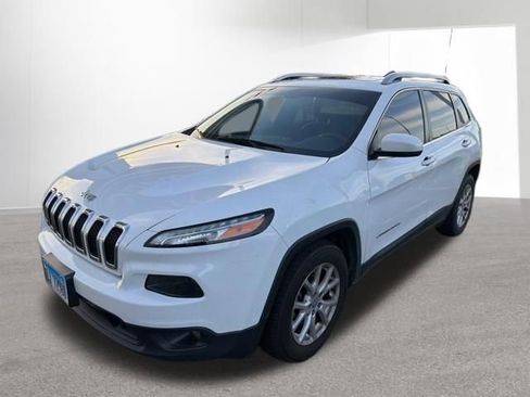 Used 2018 Jeep Cherokee Latitude Plus w/ Comfort/Convenience Group FWD image 2