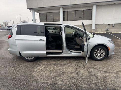 Used 2023 Chrysler Voyager LX image 8