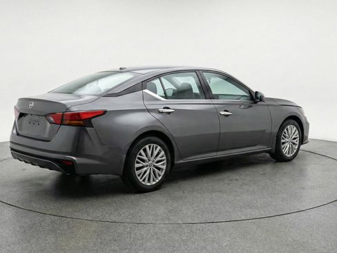 Used 2025 Nissan Altima 2.5 SV FWD image 9