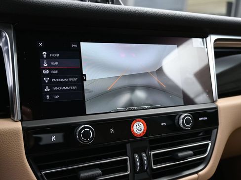Certified 2025 Porsche Macan AWD/4WD image 25